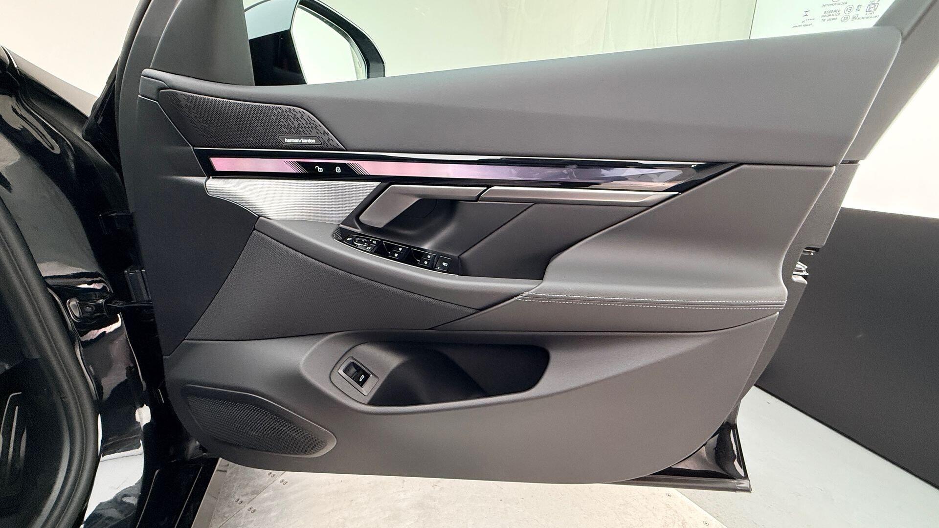 BMW 5 Series view 20