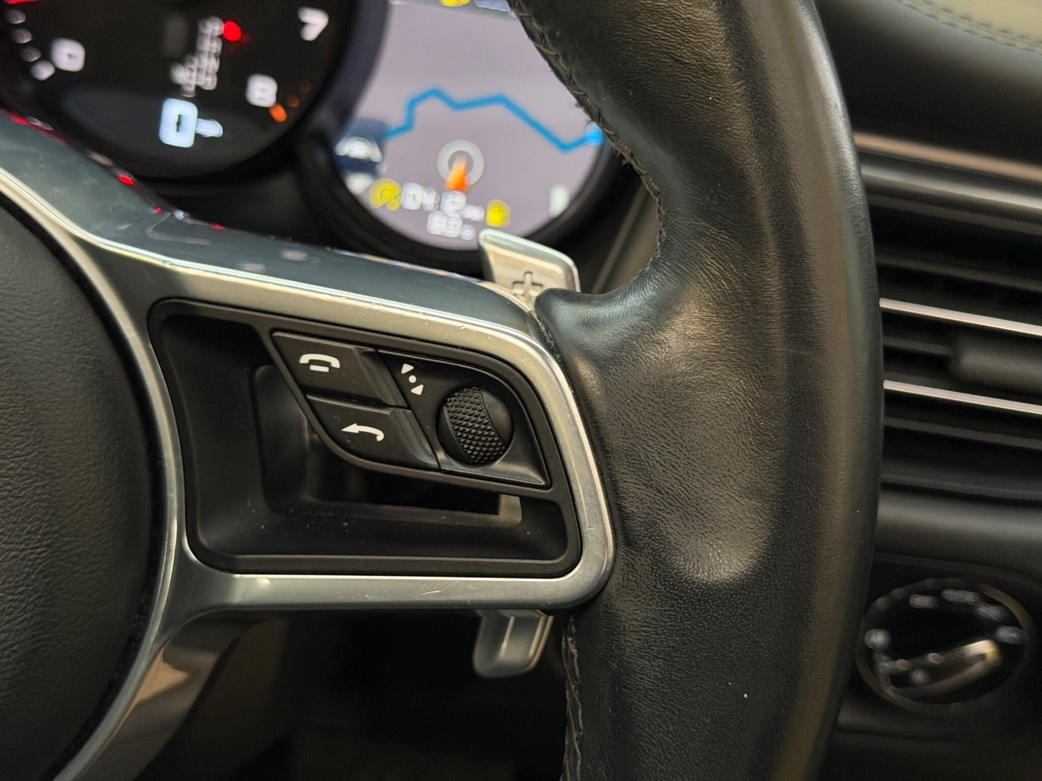 Porsche Macan view 25