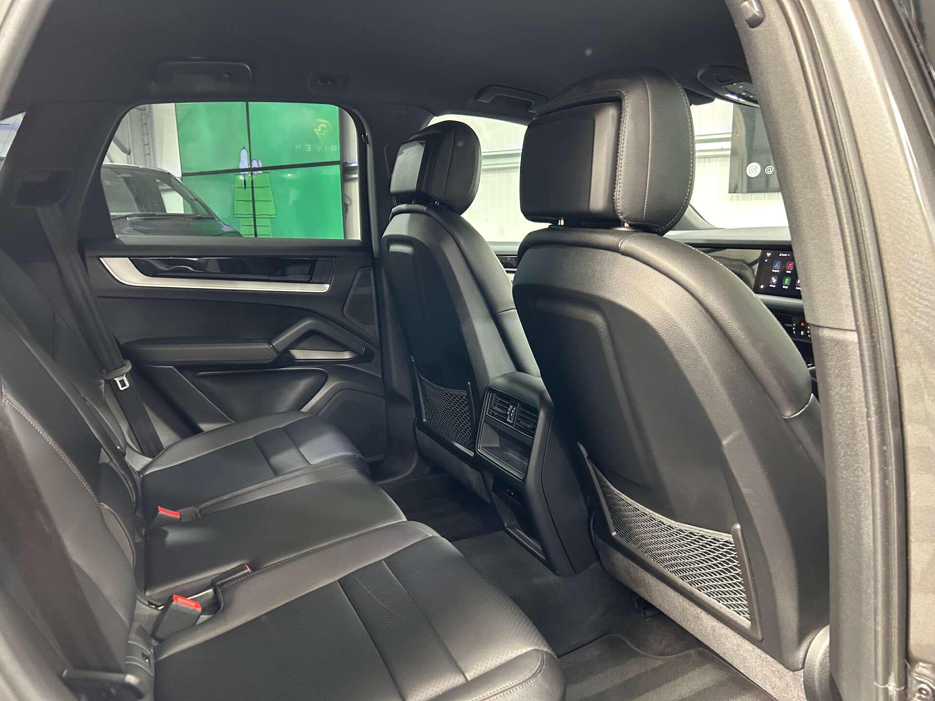 Porsche Cayenne view 31