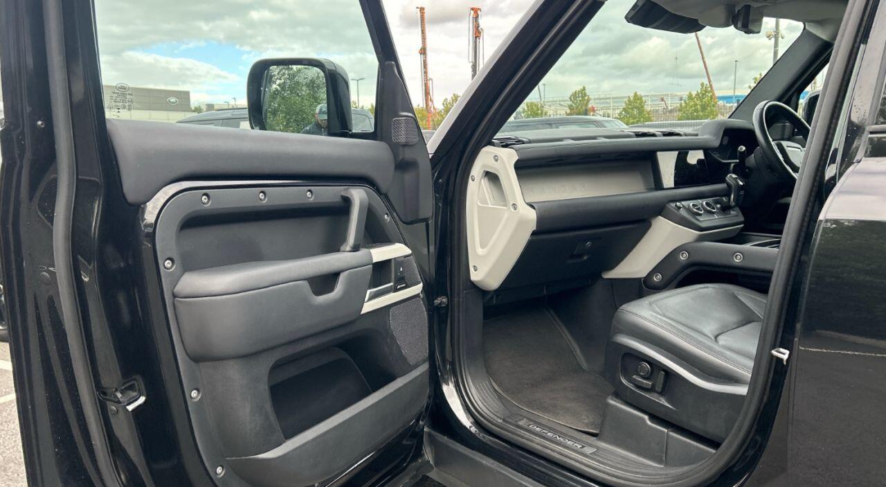 Land Rover Defender view 4