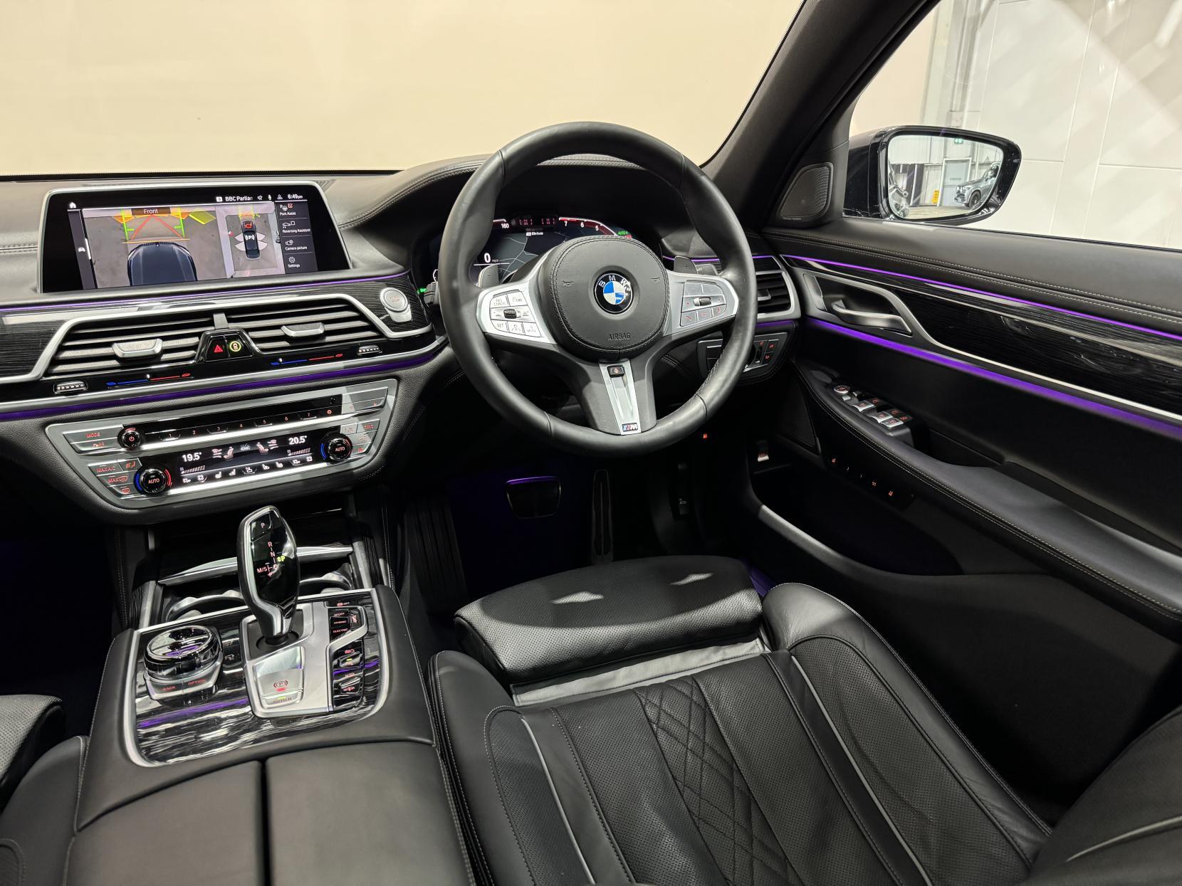 BMW 7 Series view 22