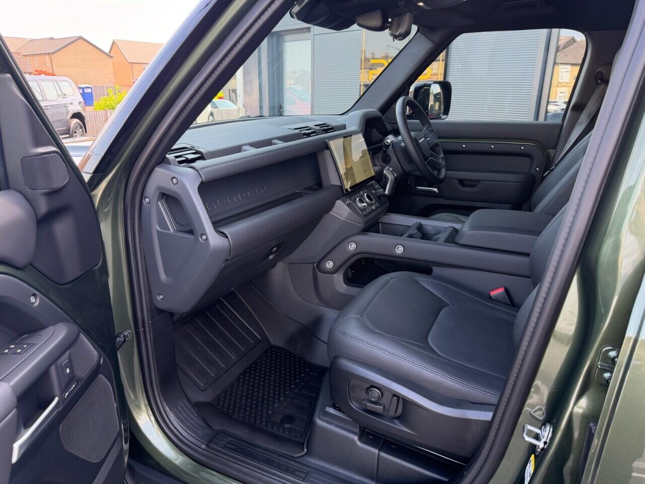 Land Rover Defender 110 view 26