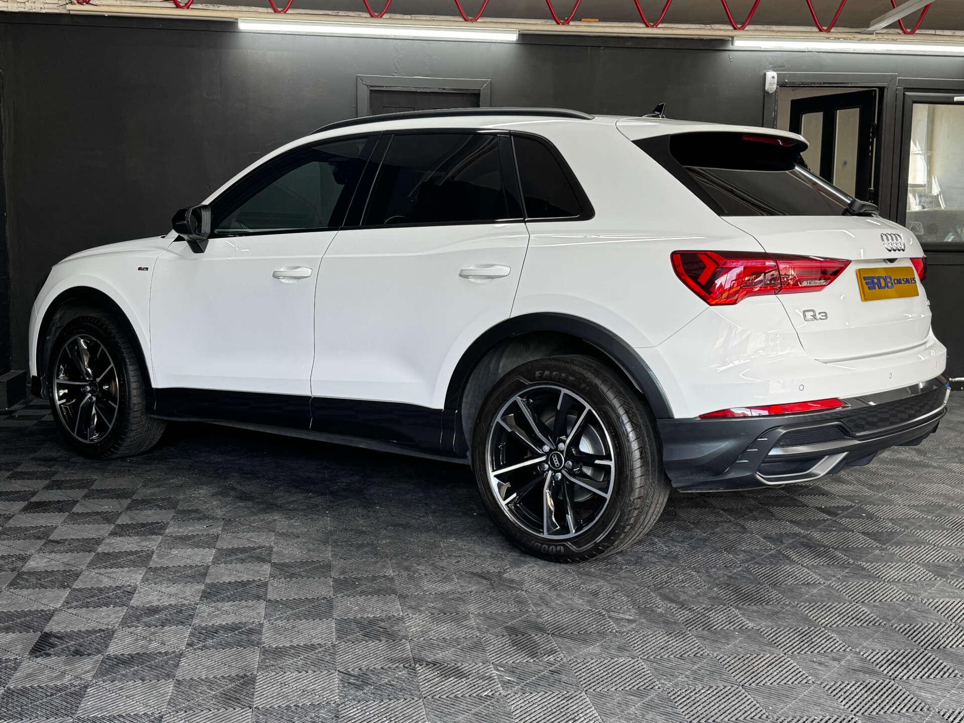 Audi Q3 view 30