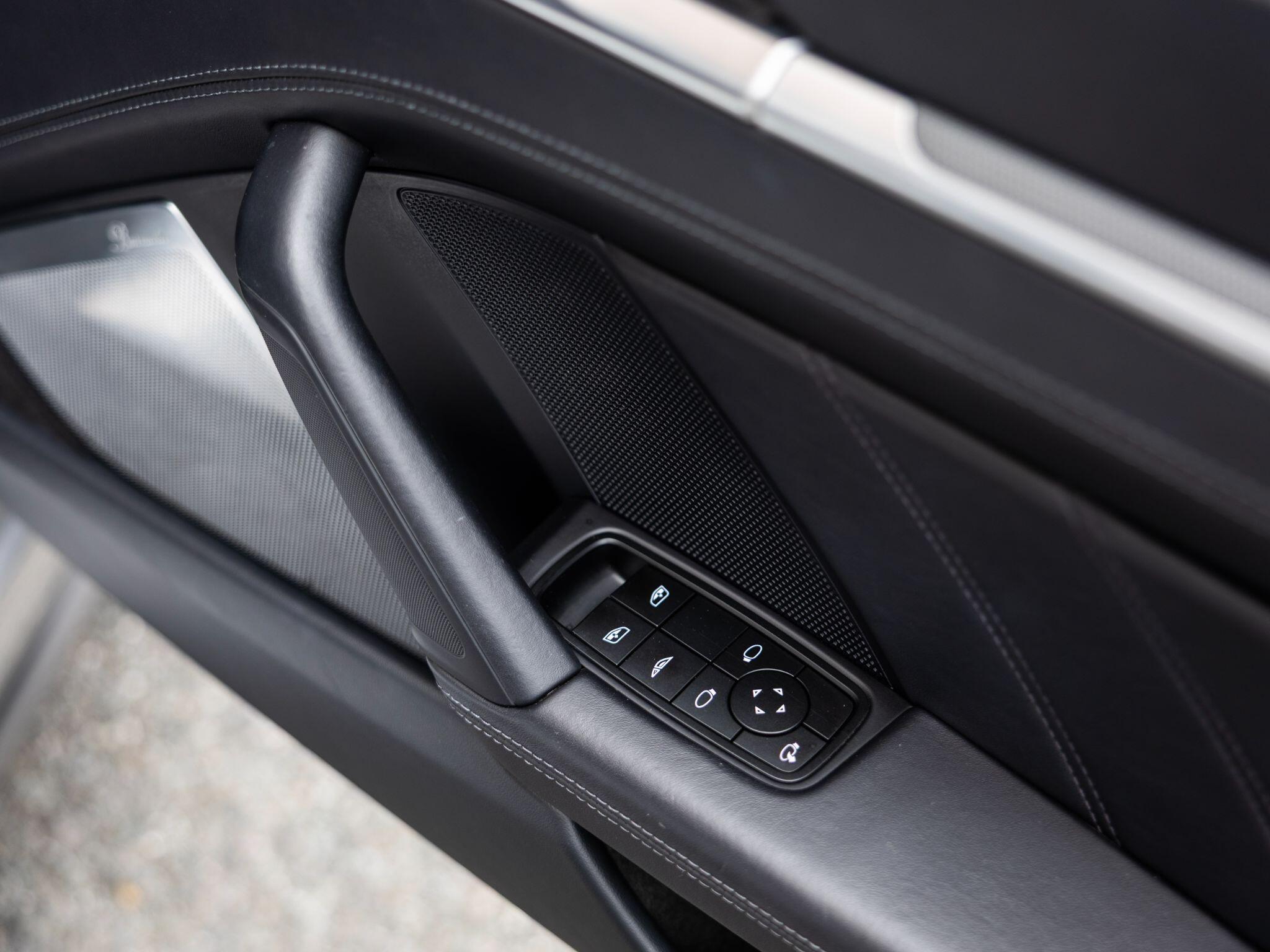 Porsche 911 view 32