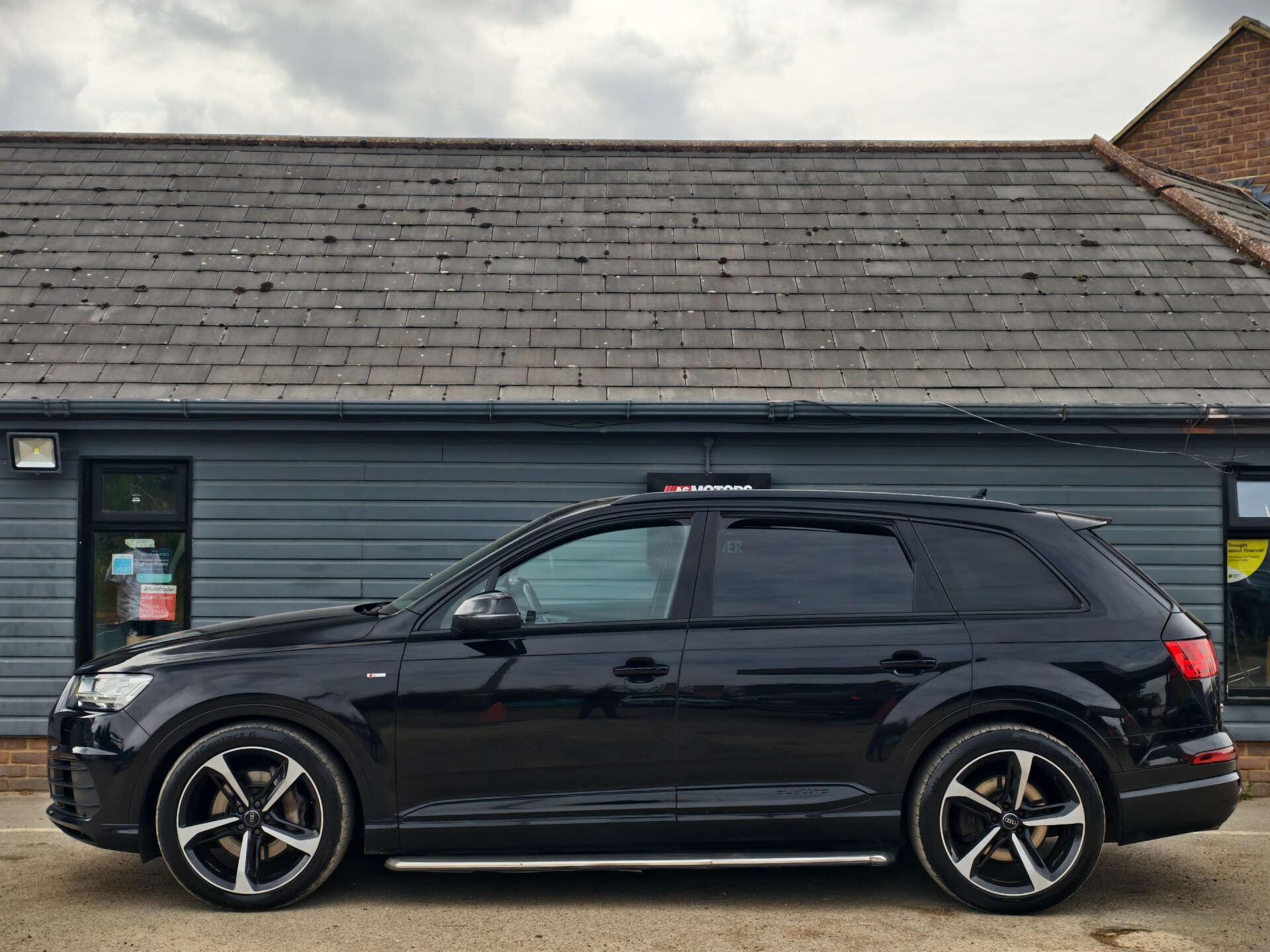 Audi Q7 view 14