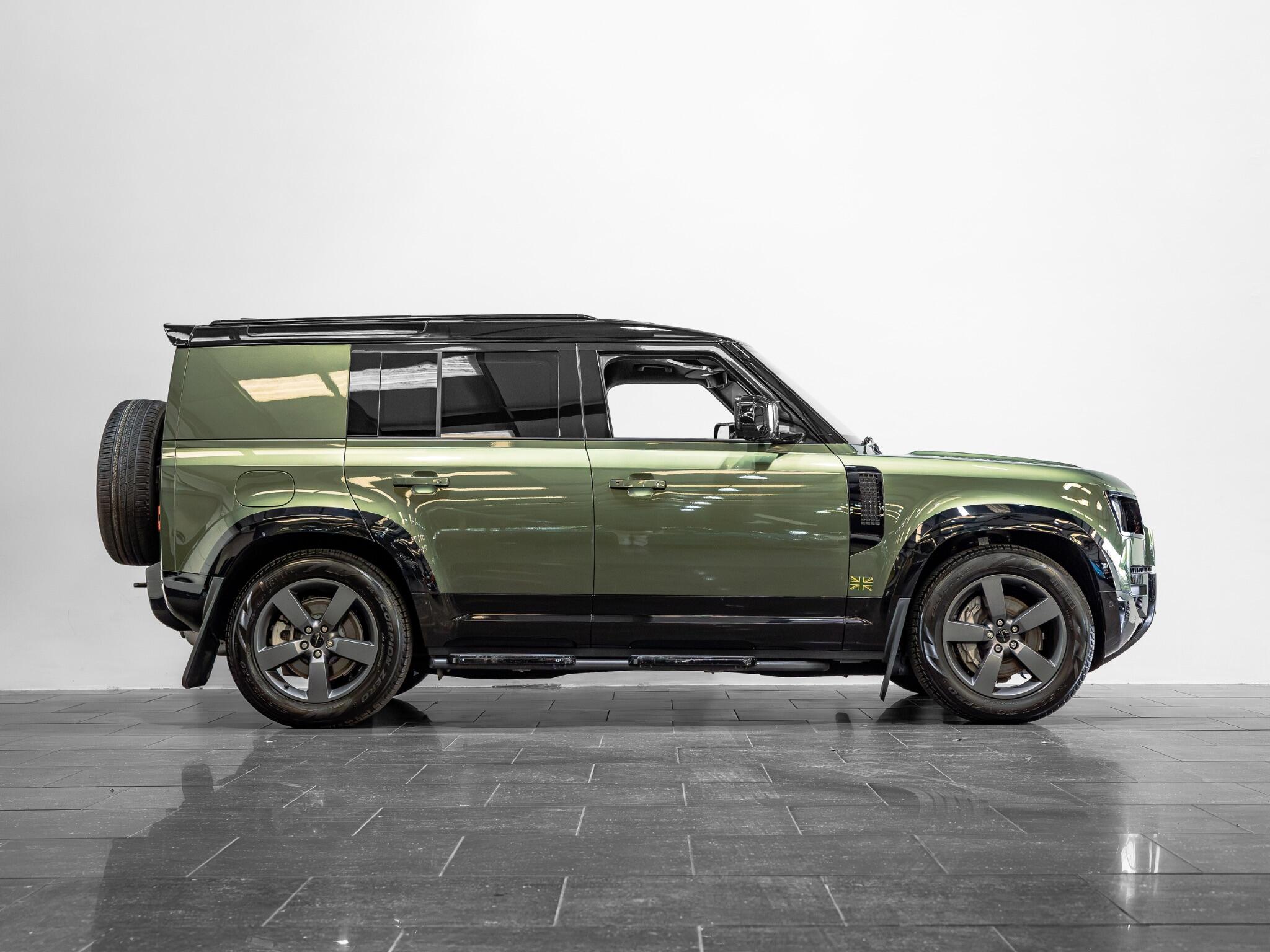 Land Rover Defender 110 view 7
