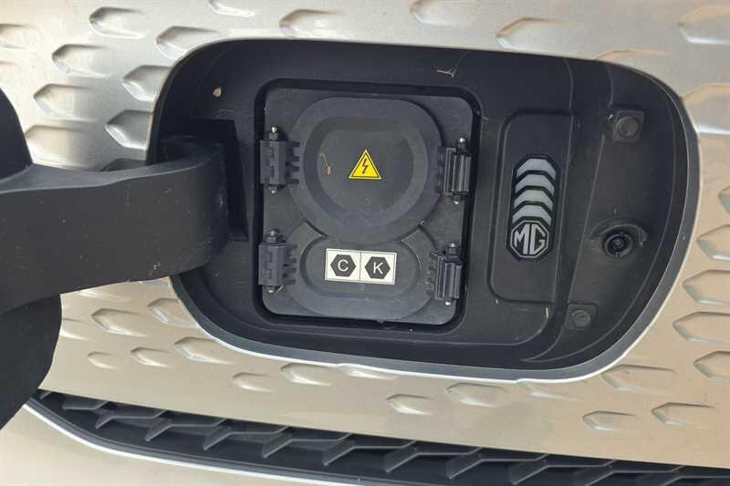 MG ZS view 43