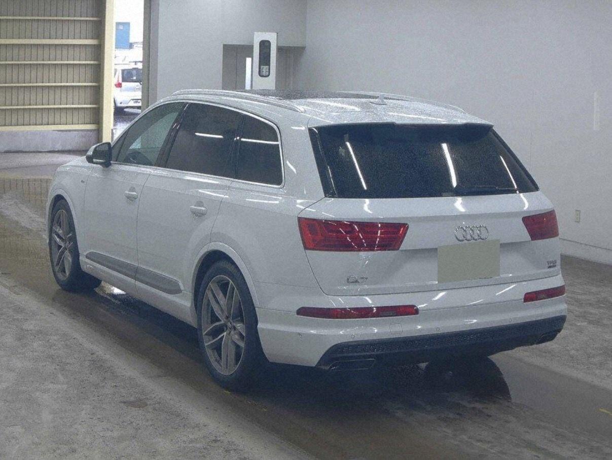 Audi Q7 view 3