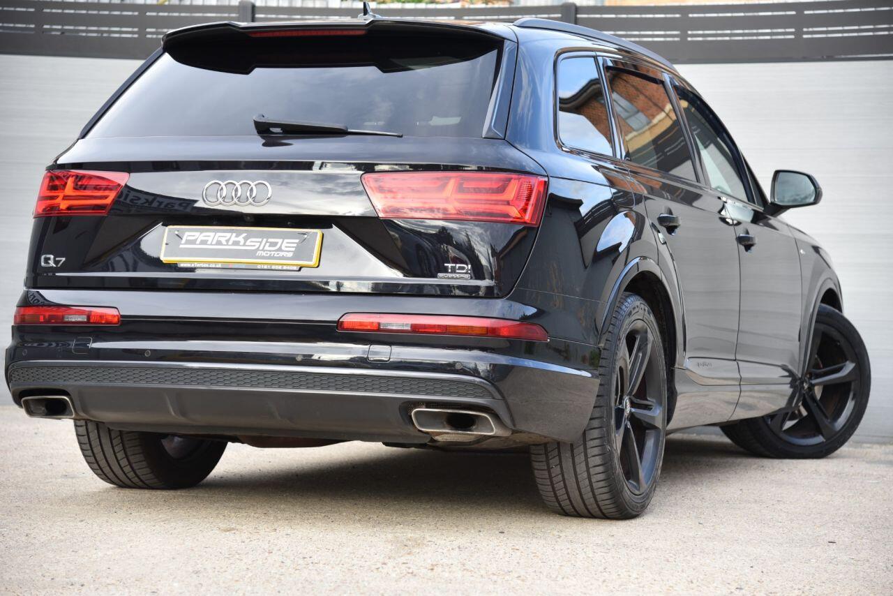 Audi Q7 view 9