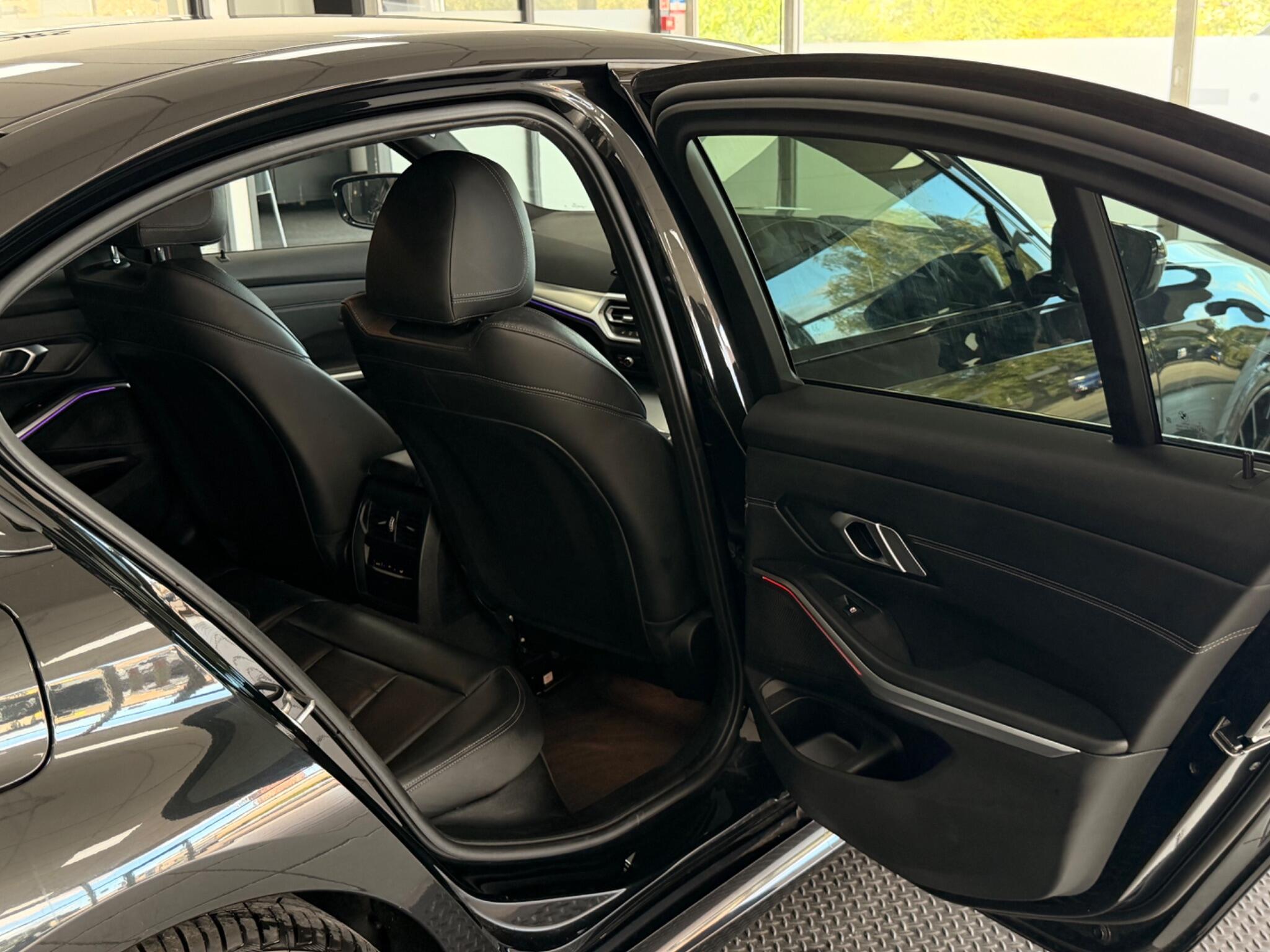 BMW 3 Series view 26
