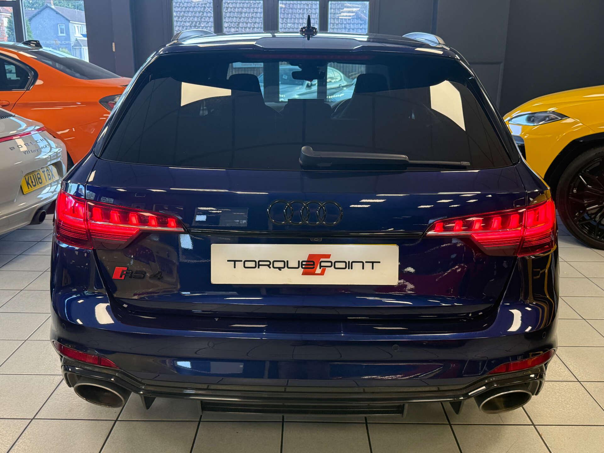 Audi RS4 view 9