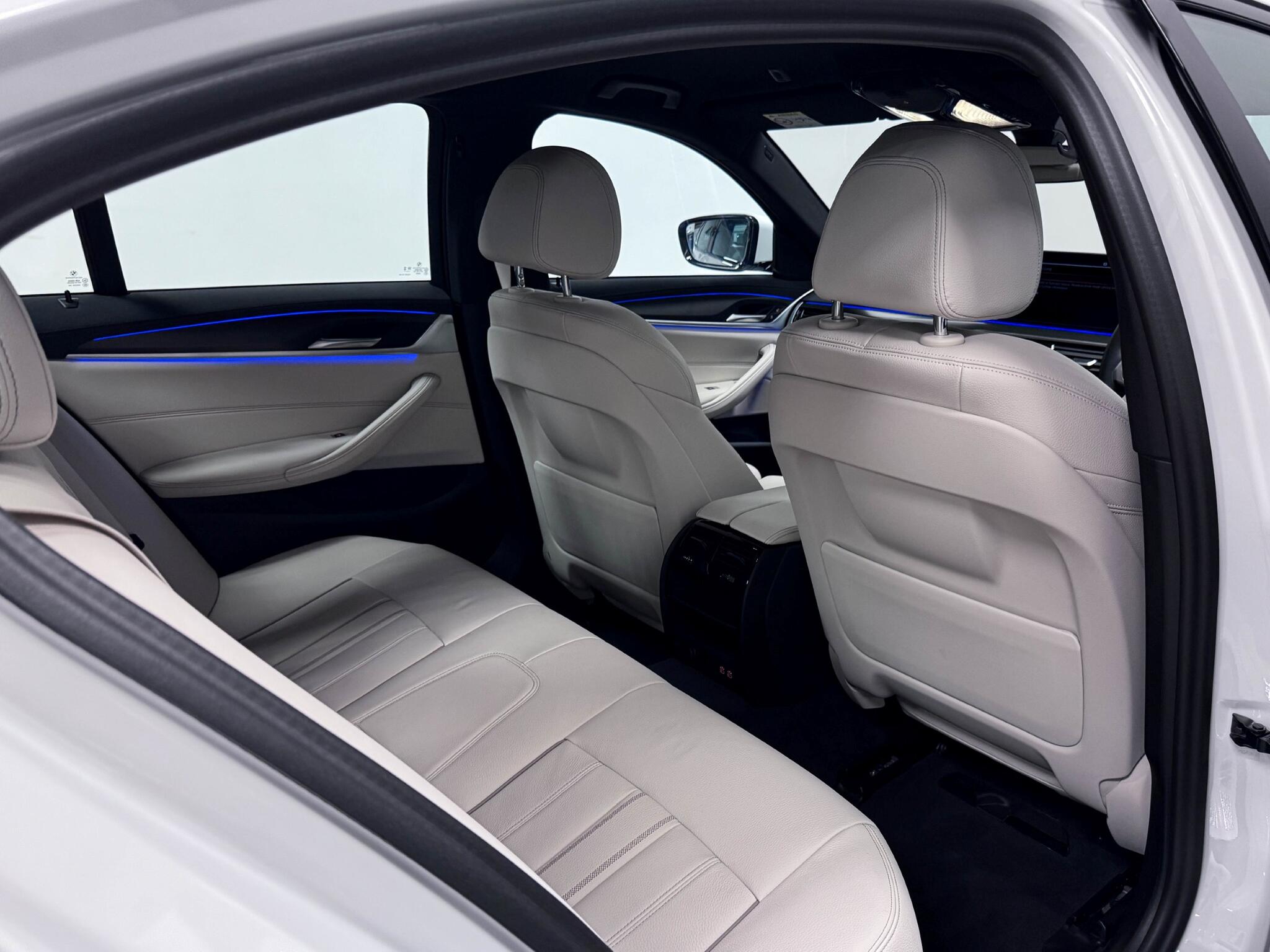 BMW 5 Series view 8