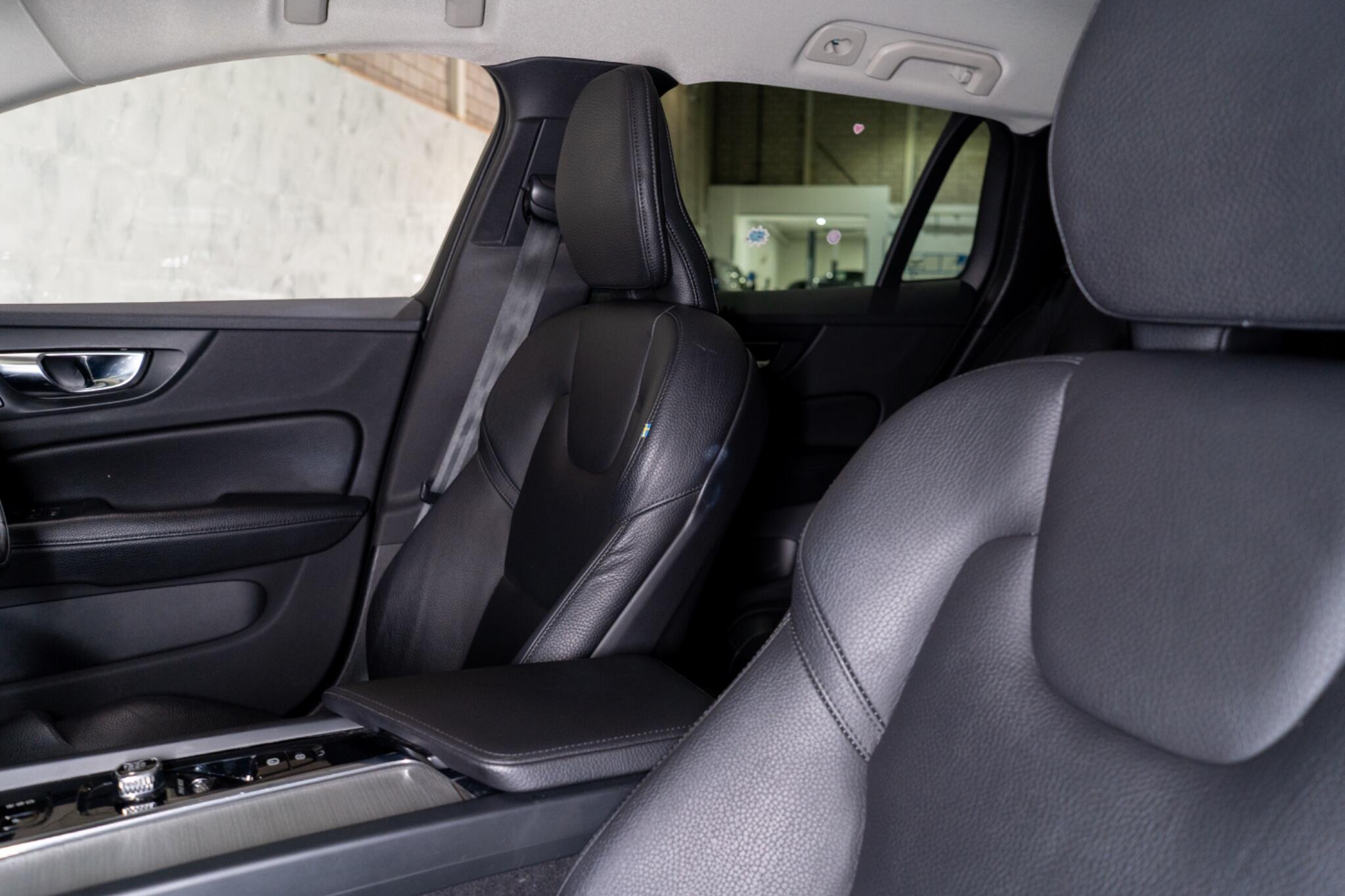 Volvo V60 Cross Country view 14