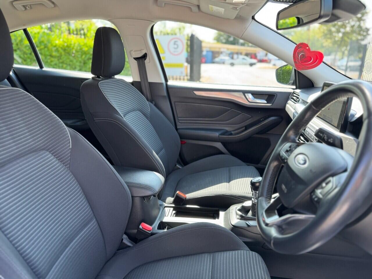 Ford Focus view 22