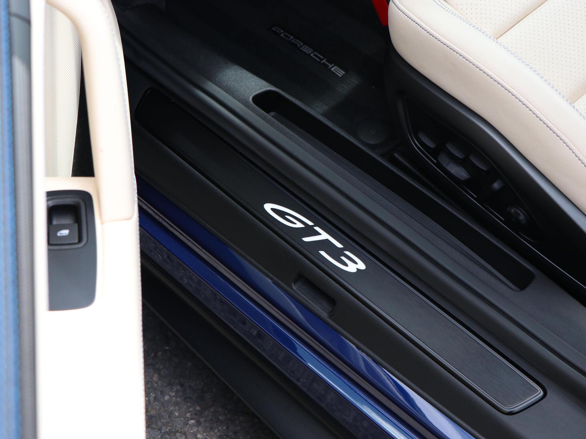 Porsche 911 view 32
