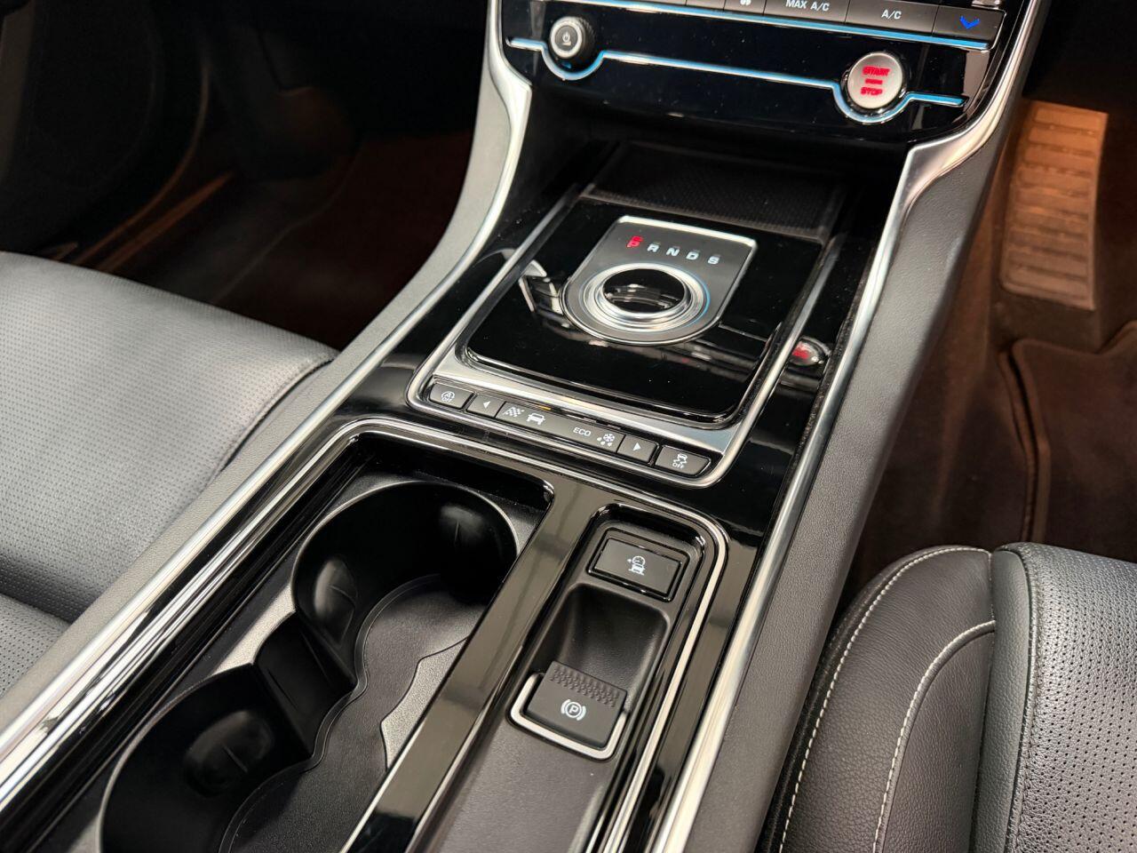 Jaguar XF view 25