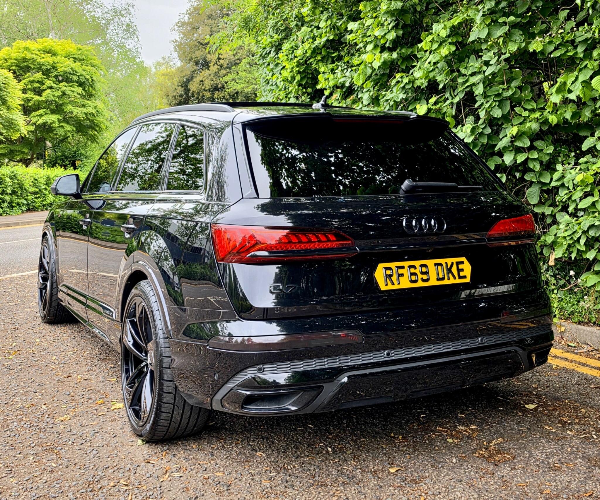 Audi Q7 view 7