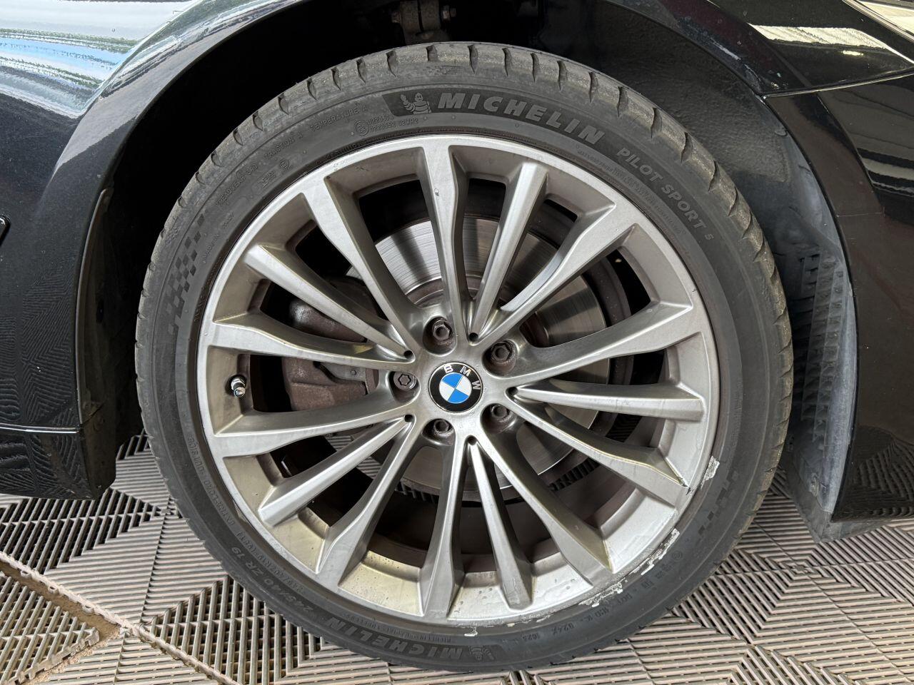 BMW 5 Series view 19