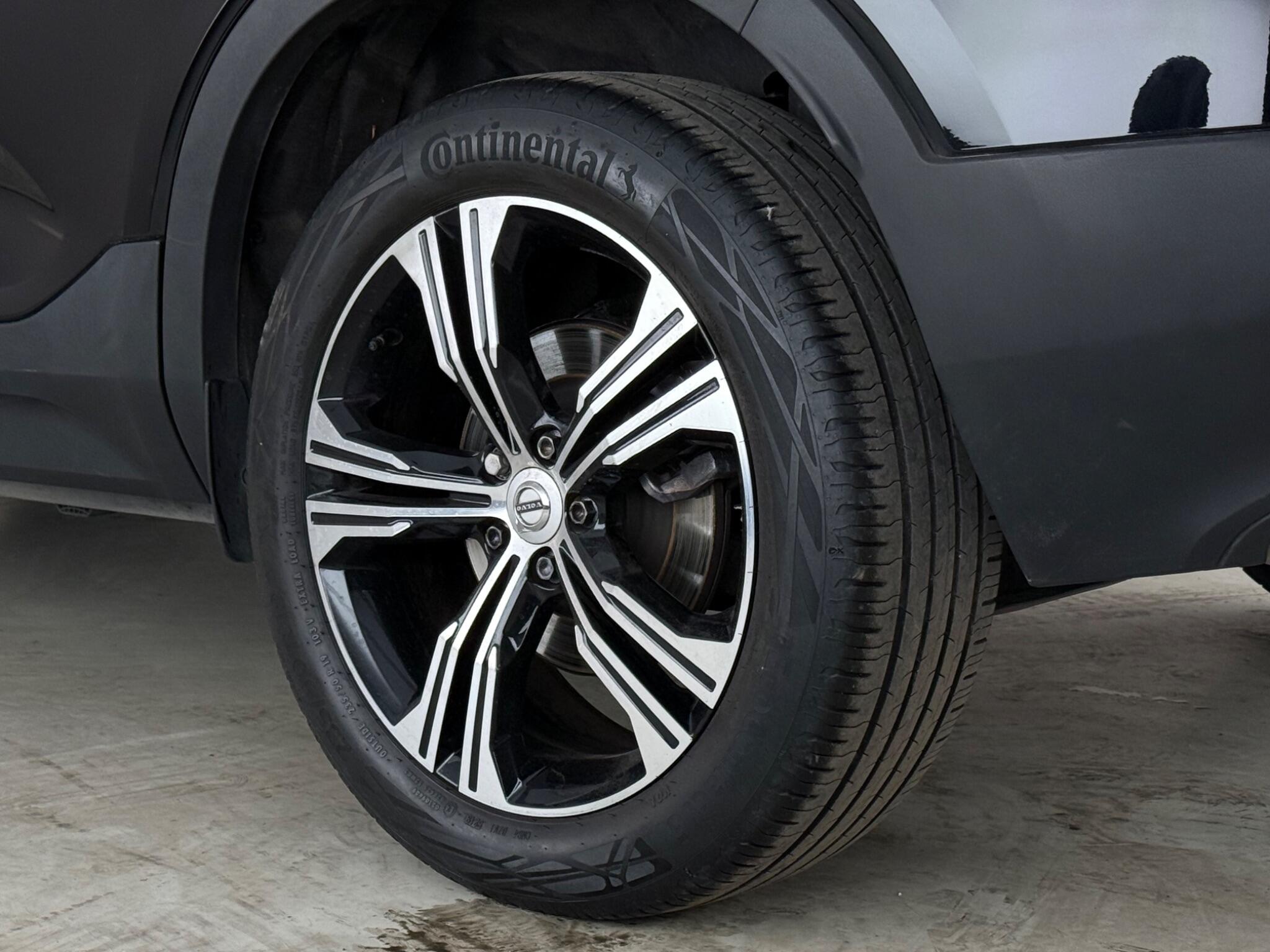 Volvo XC40 view 8