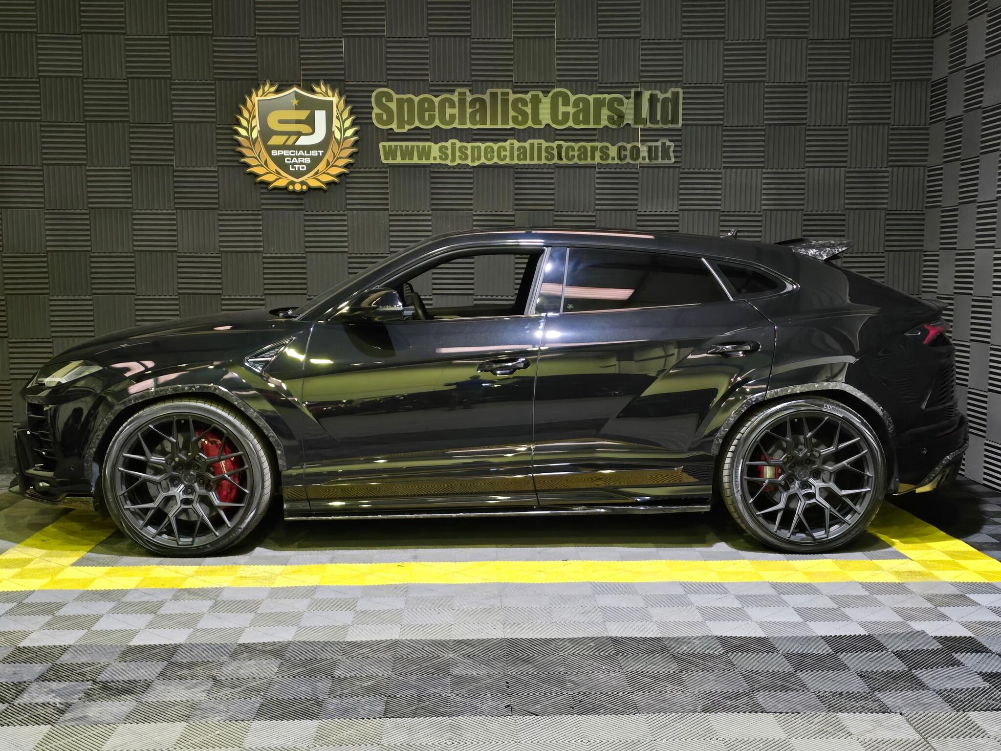 Lamborghini Urus view 4
