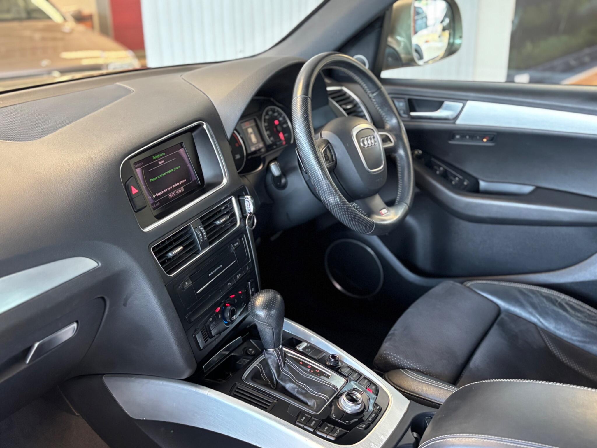 Audi Q5 view 9