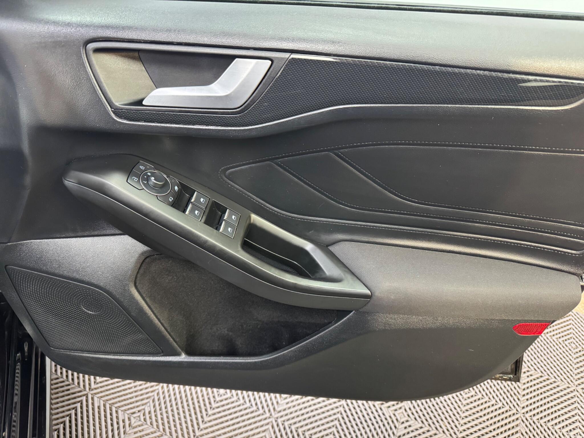 Ford Focus view 31