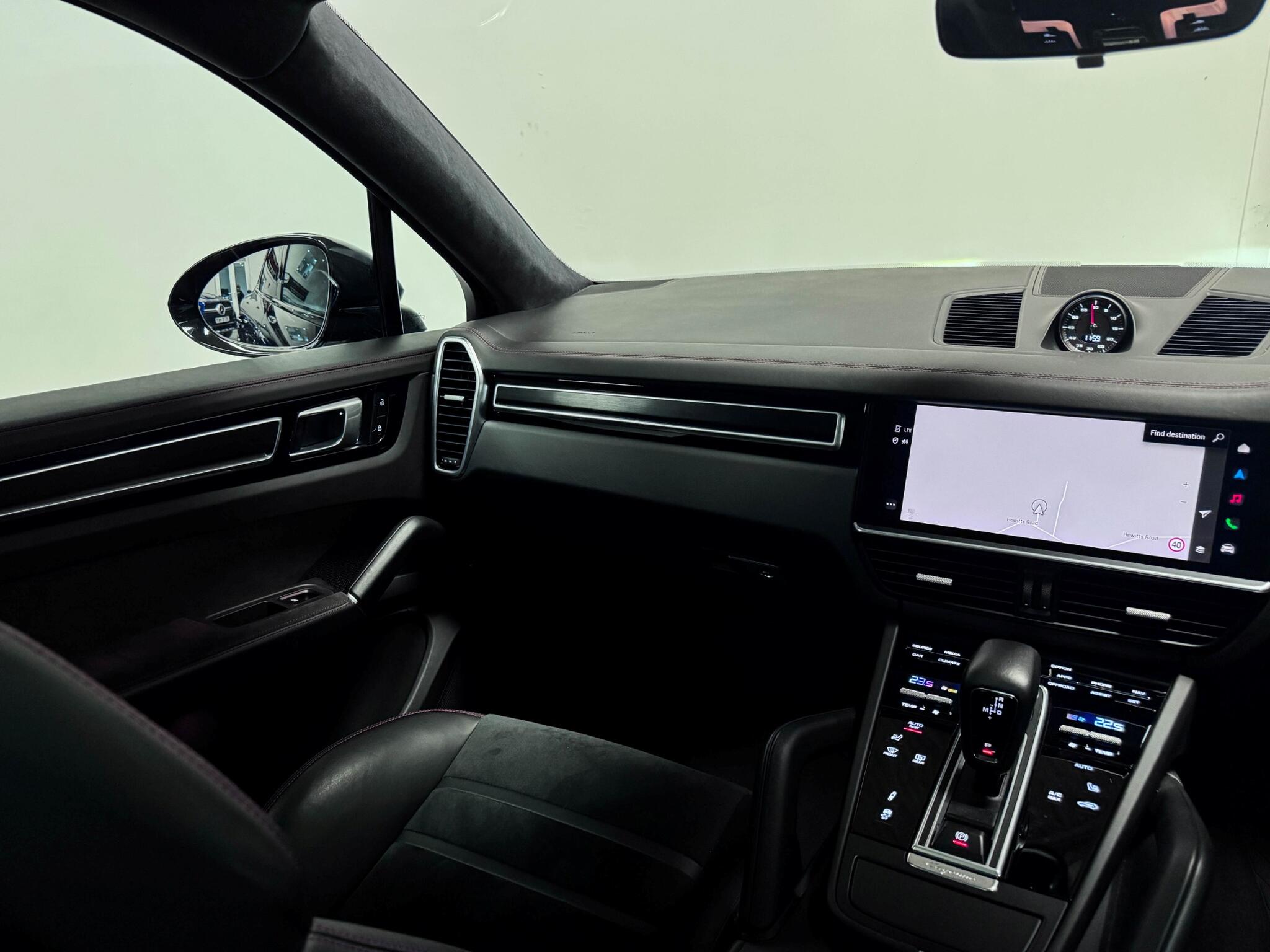 Porsche Cayenne view 35