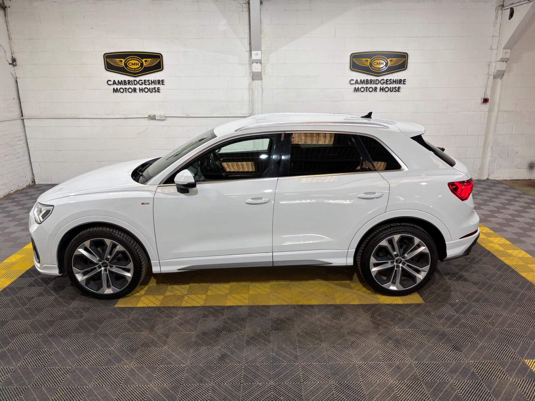 Audi Q3 view 9