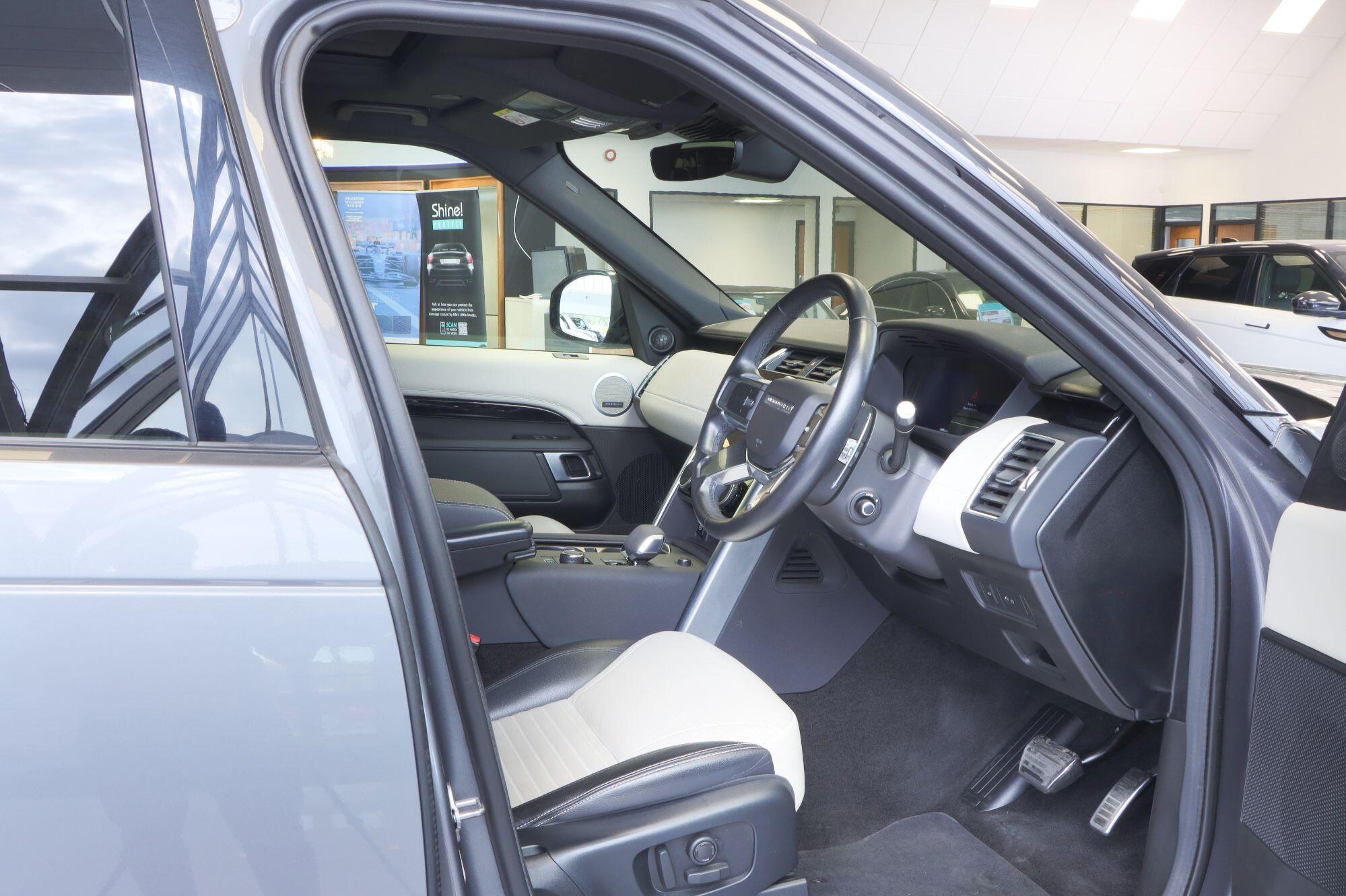 Land Rover Discovery view 16
