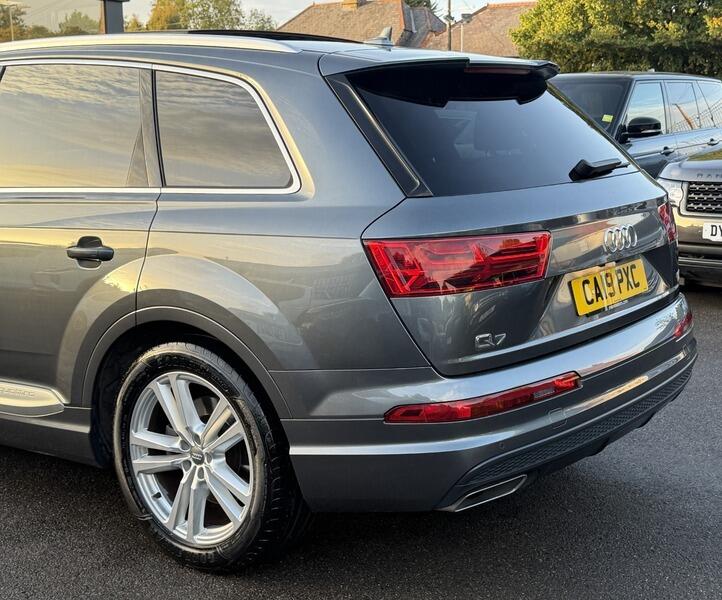Audi Q7 view 16