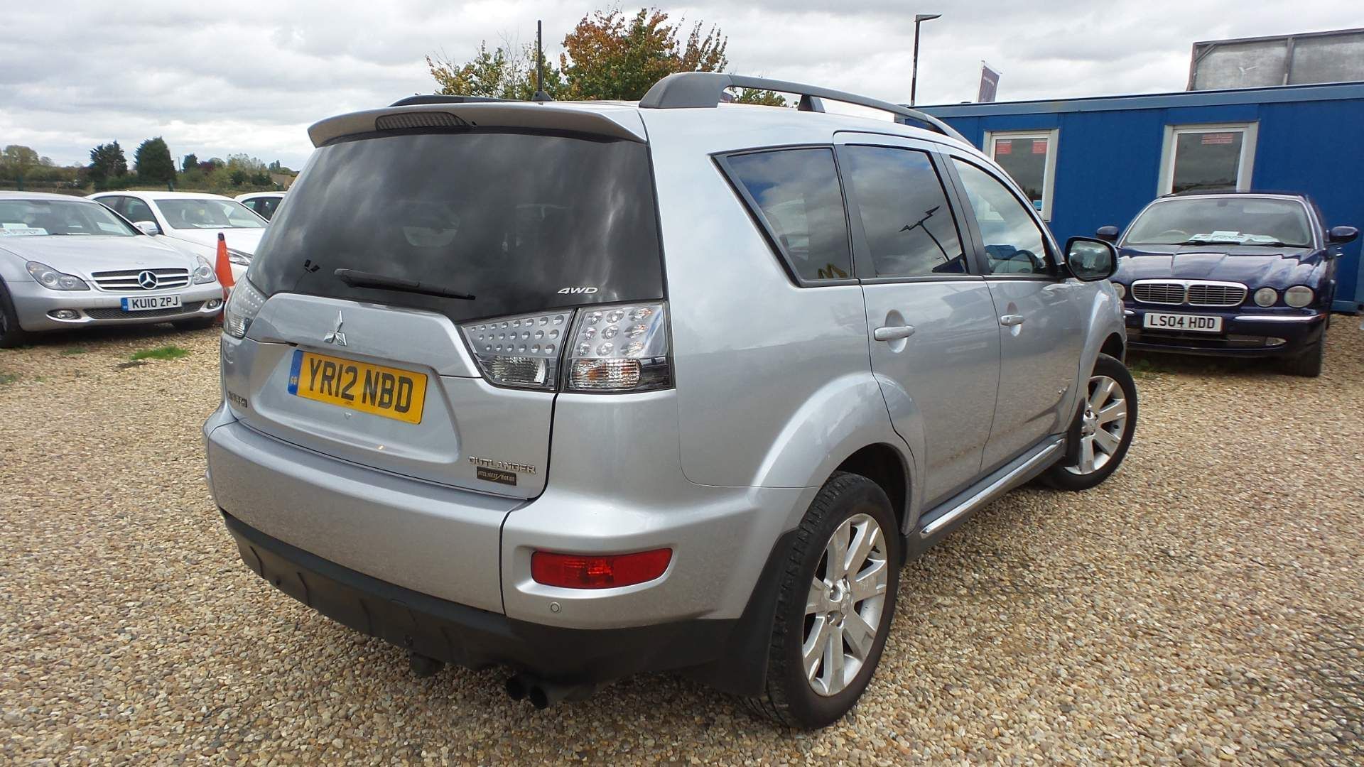 Mitsubishi Outlander view 3
