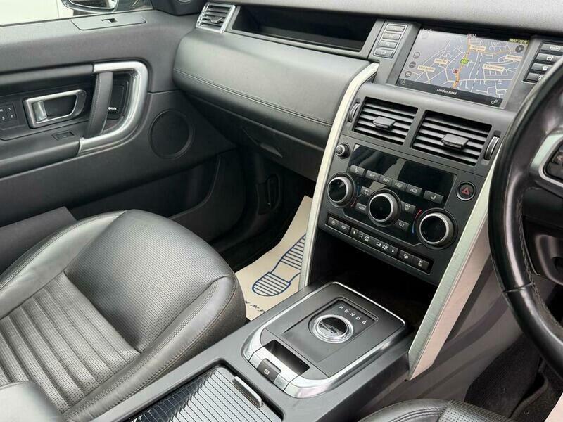 Land Rover Discovery Sport view 34
