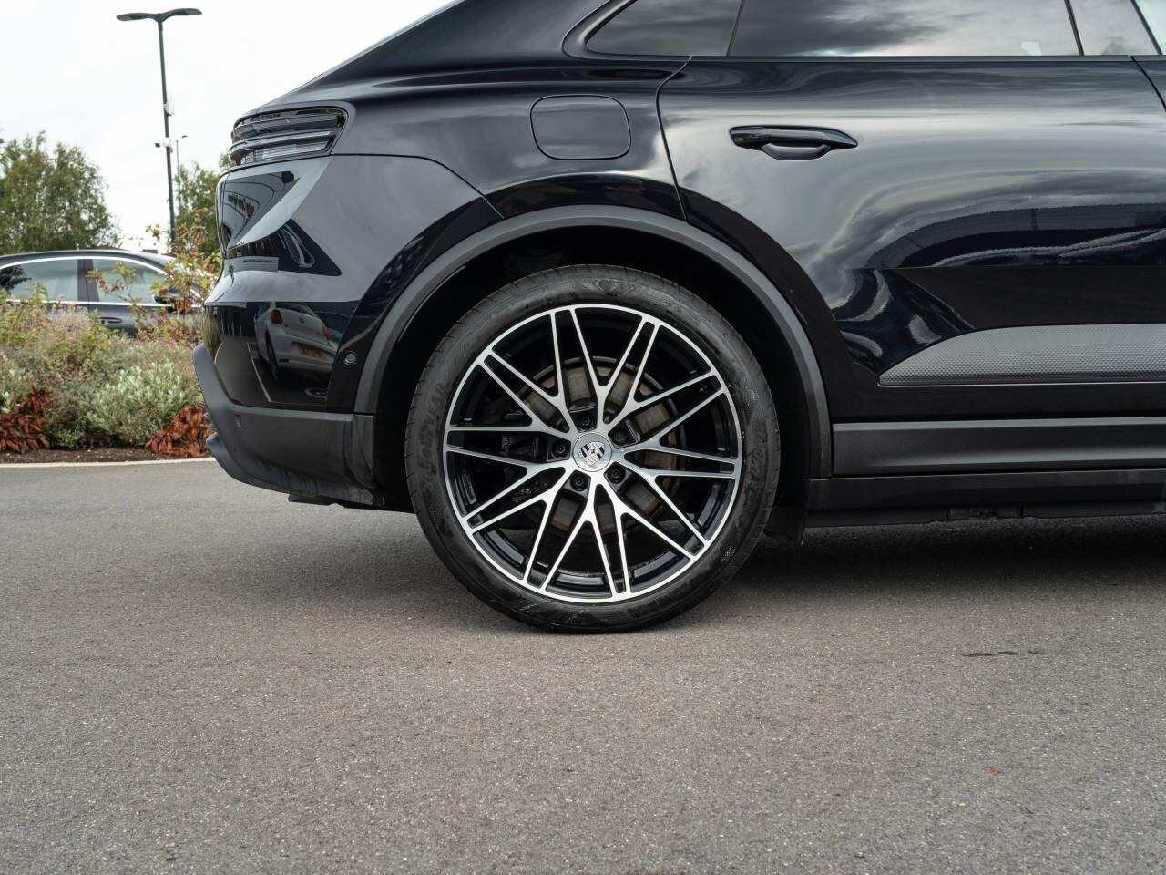 Porsche Macan view 12