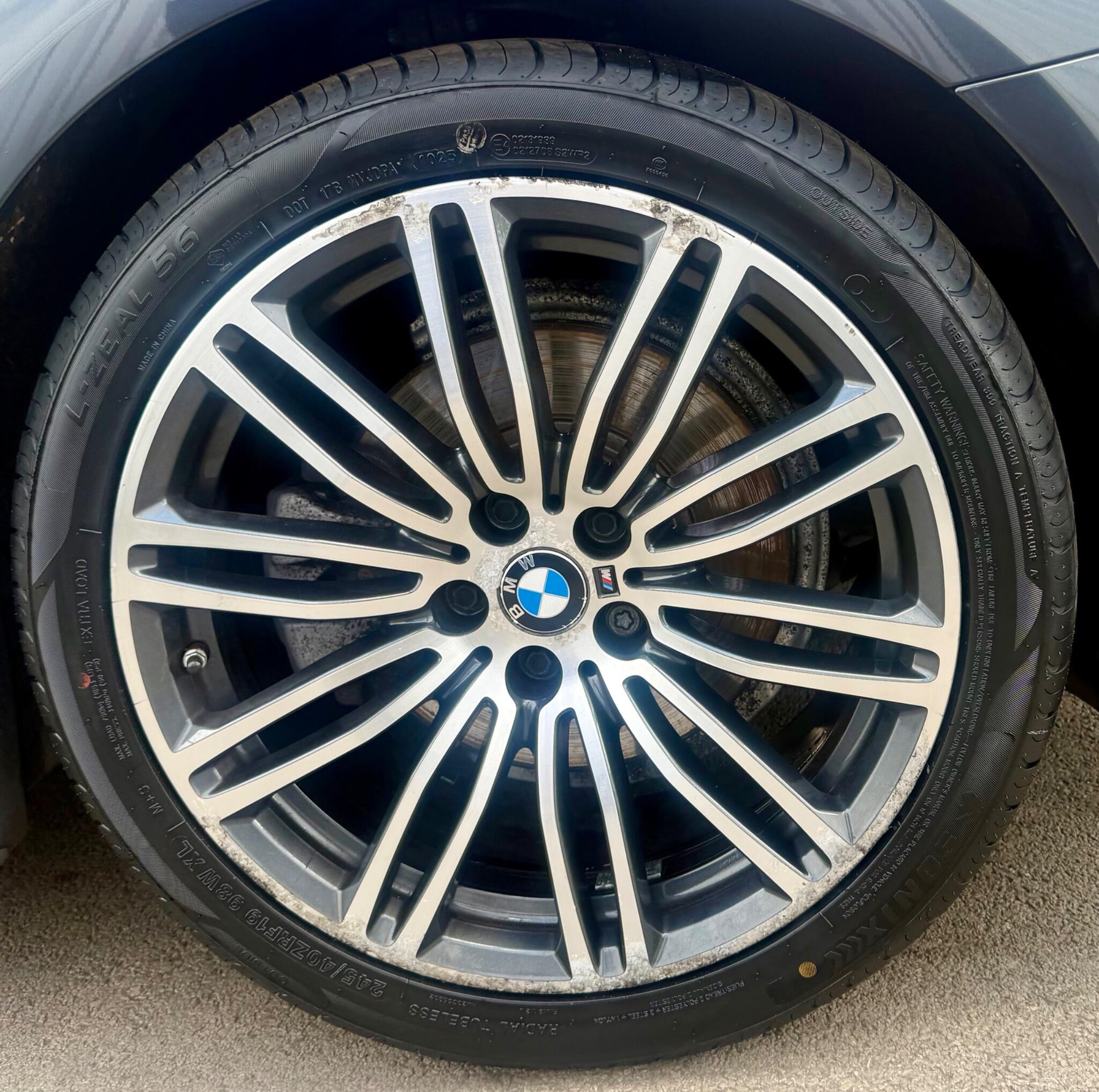 BMW 5 Series view 21