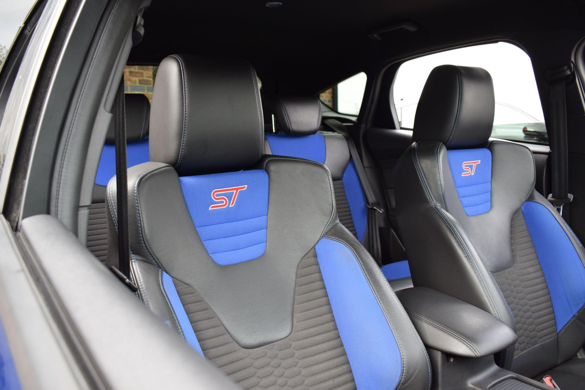 Ford Focus view 15
