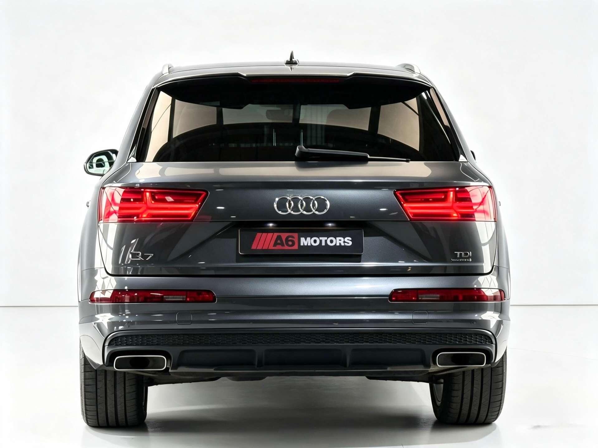 Audi Q7 view 7