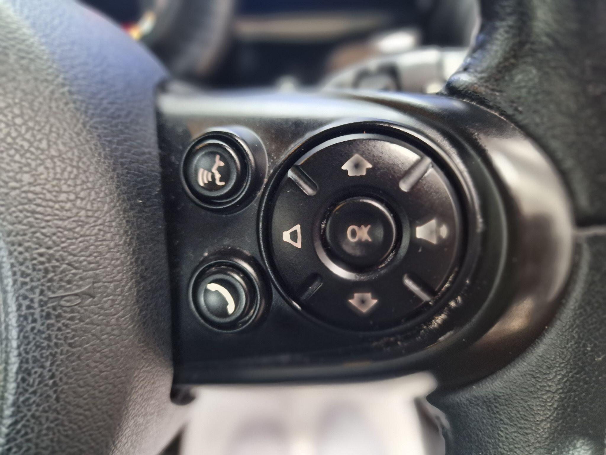 2015 MINI Hatch image 17
