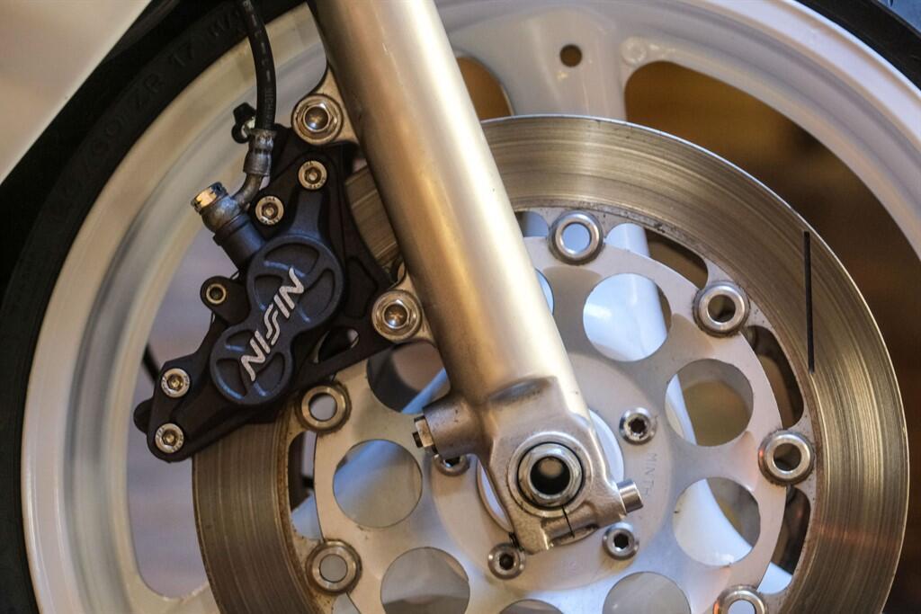 Suzuki GSX-R750 view 11