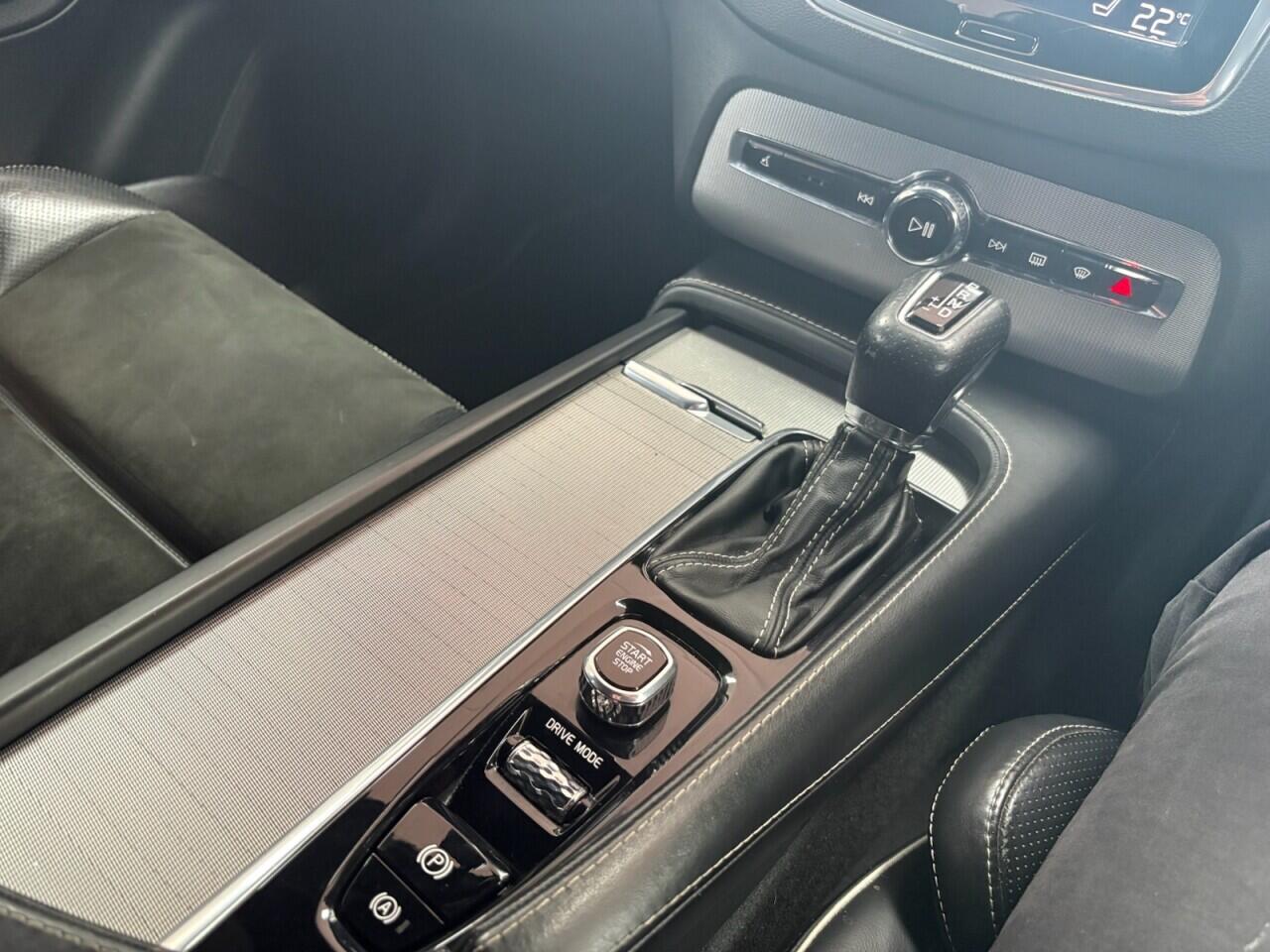 Volvo XC90 view 29