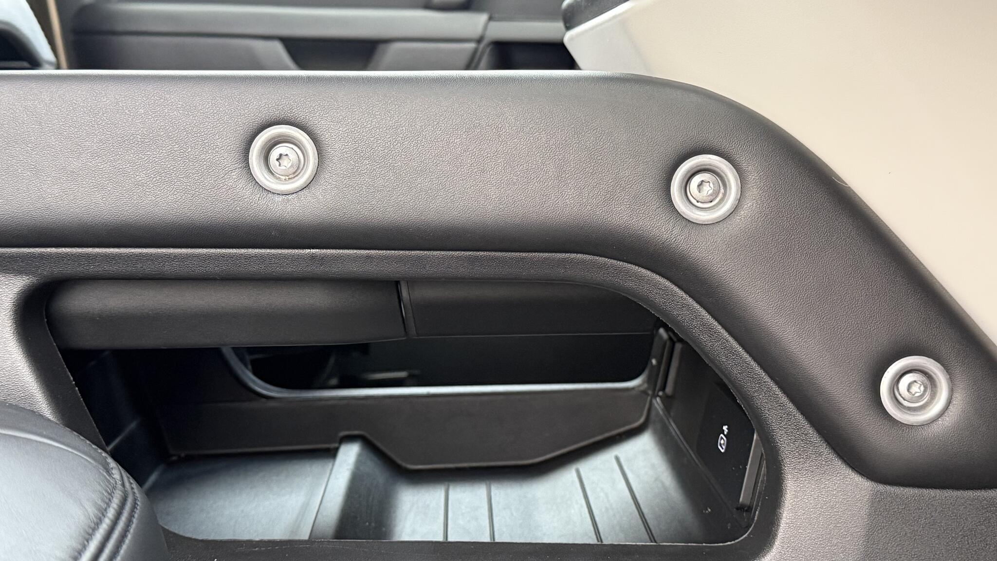 Land Rover Defender view 29
