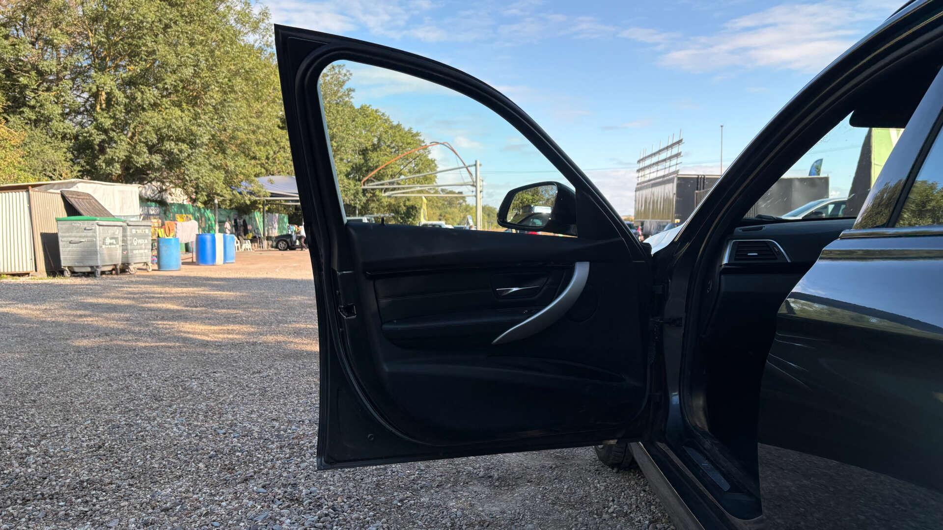 BMW 3 Series view 38