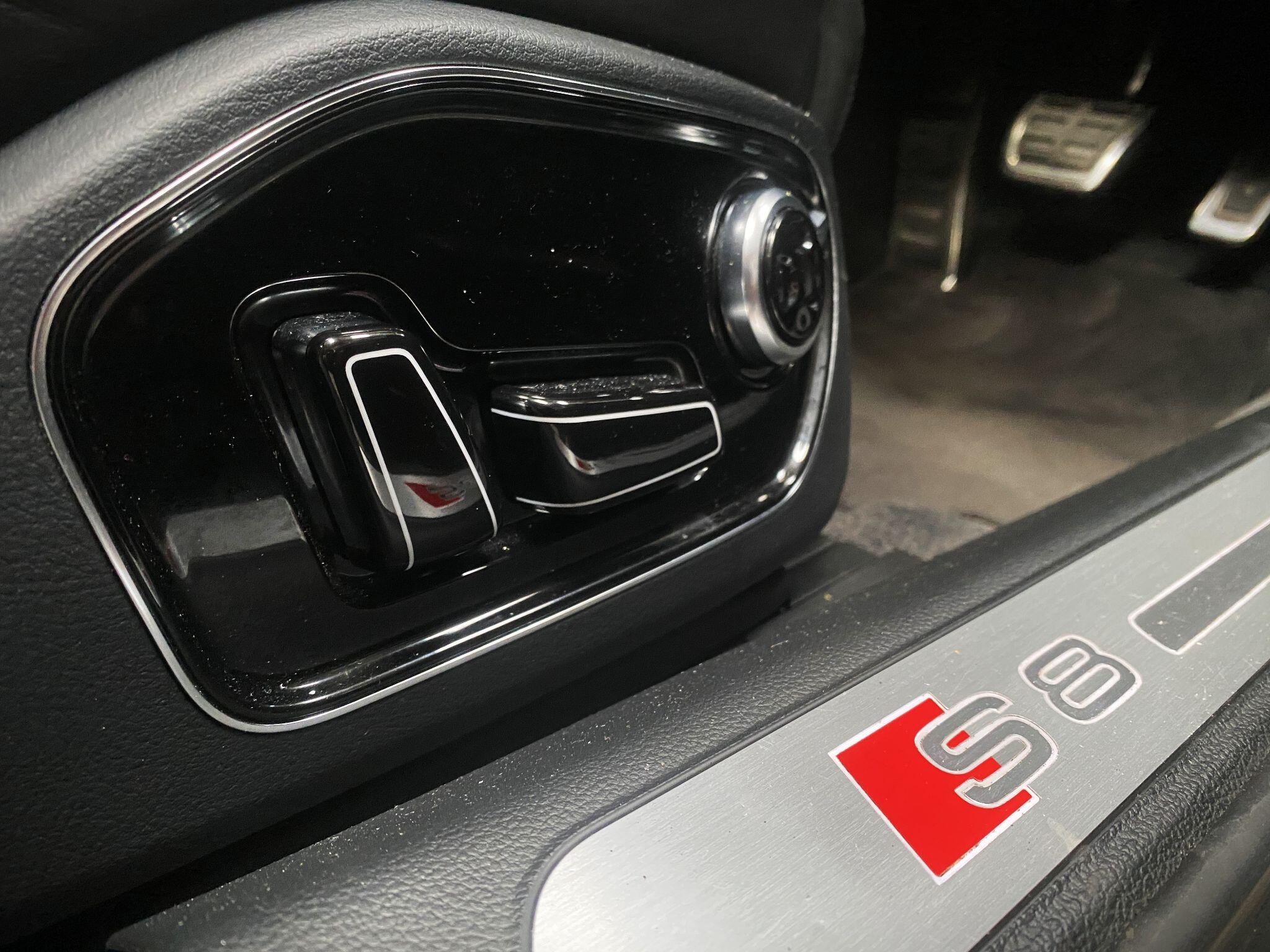 Audi S8 view 15