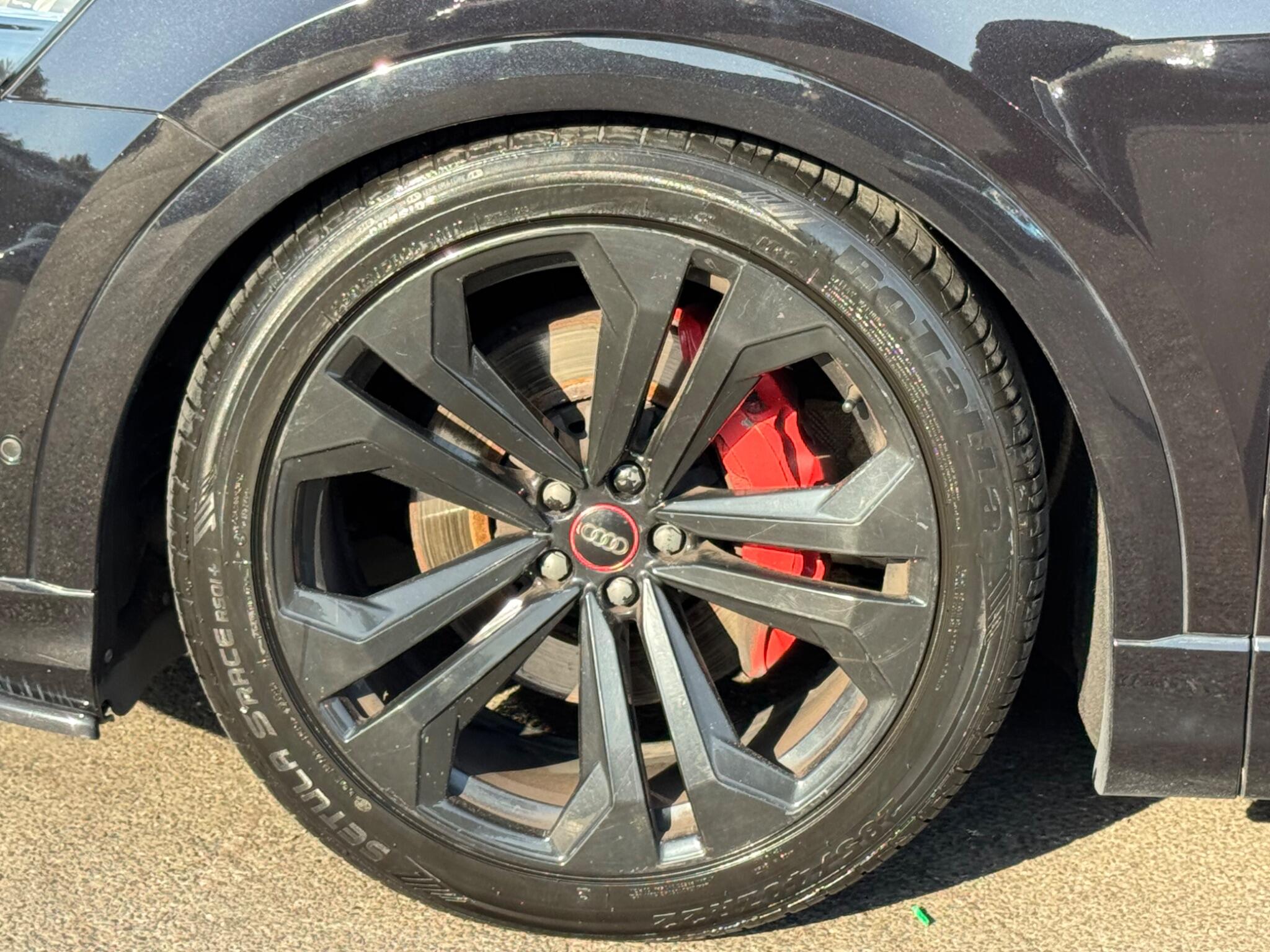Audi Q8 view 50