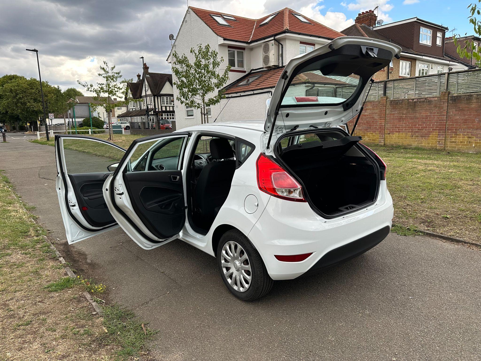 2014 Ford Fiesta image 28