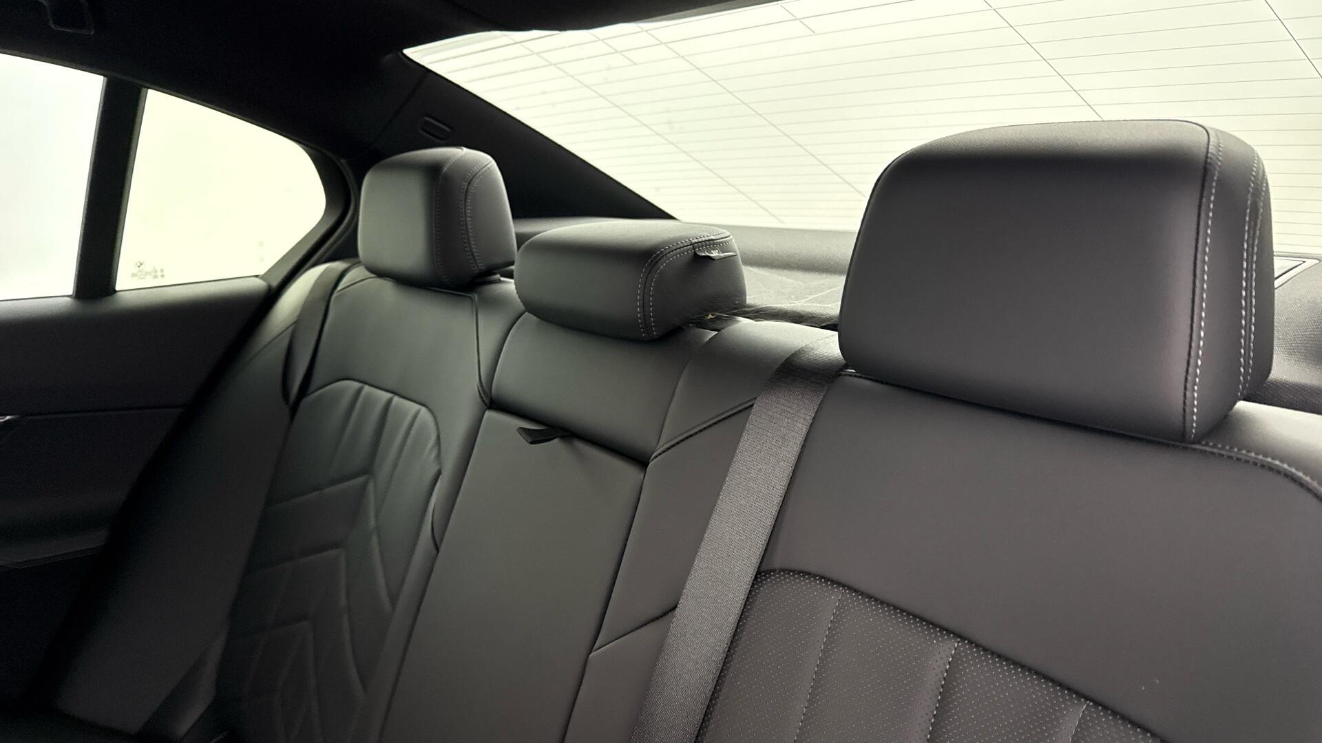 BMW 5 Series view 12