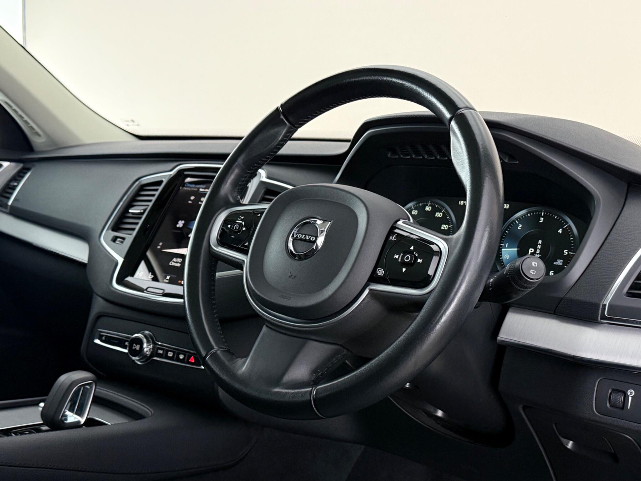 Volvo XC90 view 3