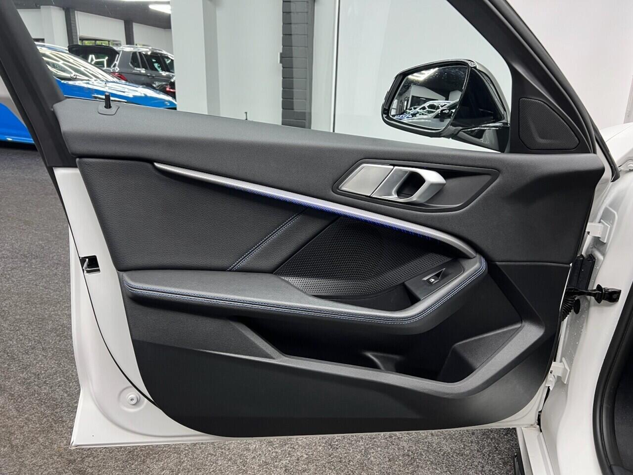 BMW 1 Series view 26