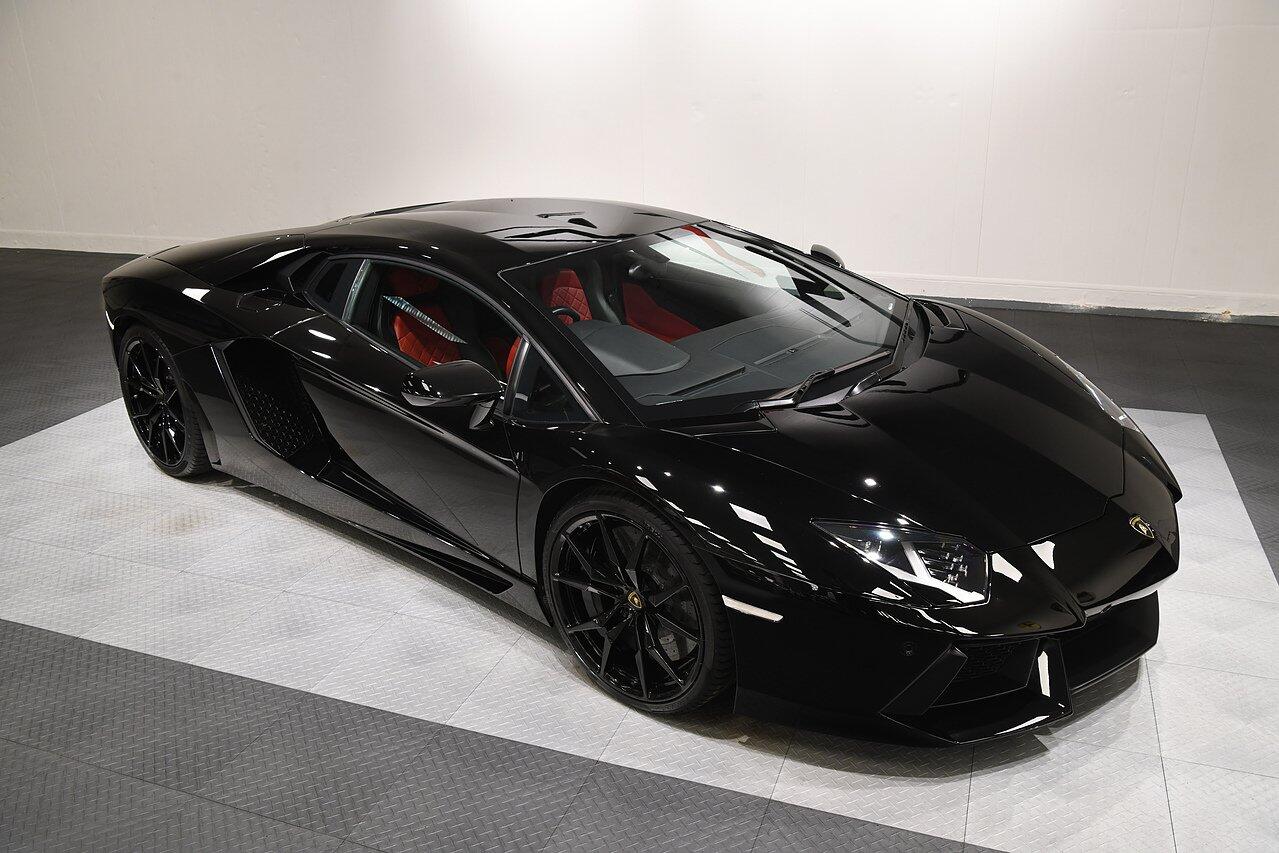 Lamborghini Aventador view 26