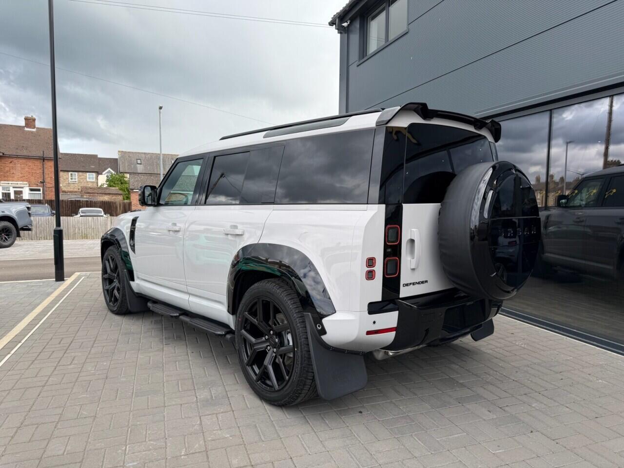 Land Rover Defender 110 view 6