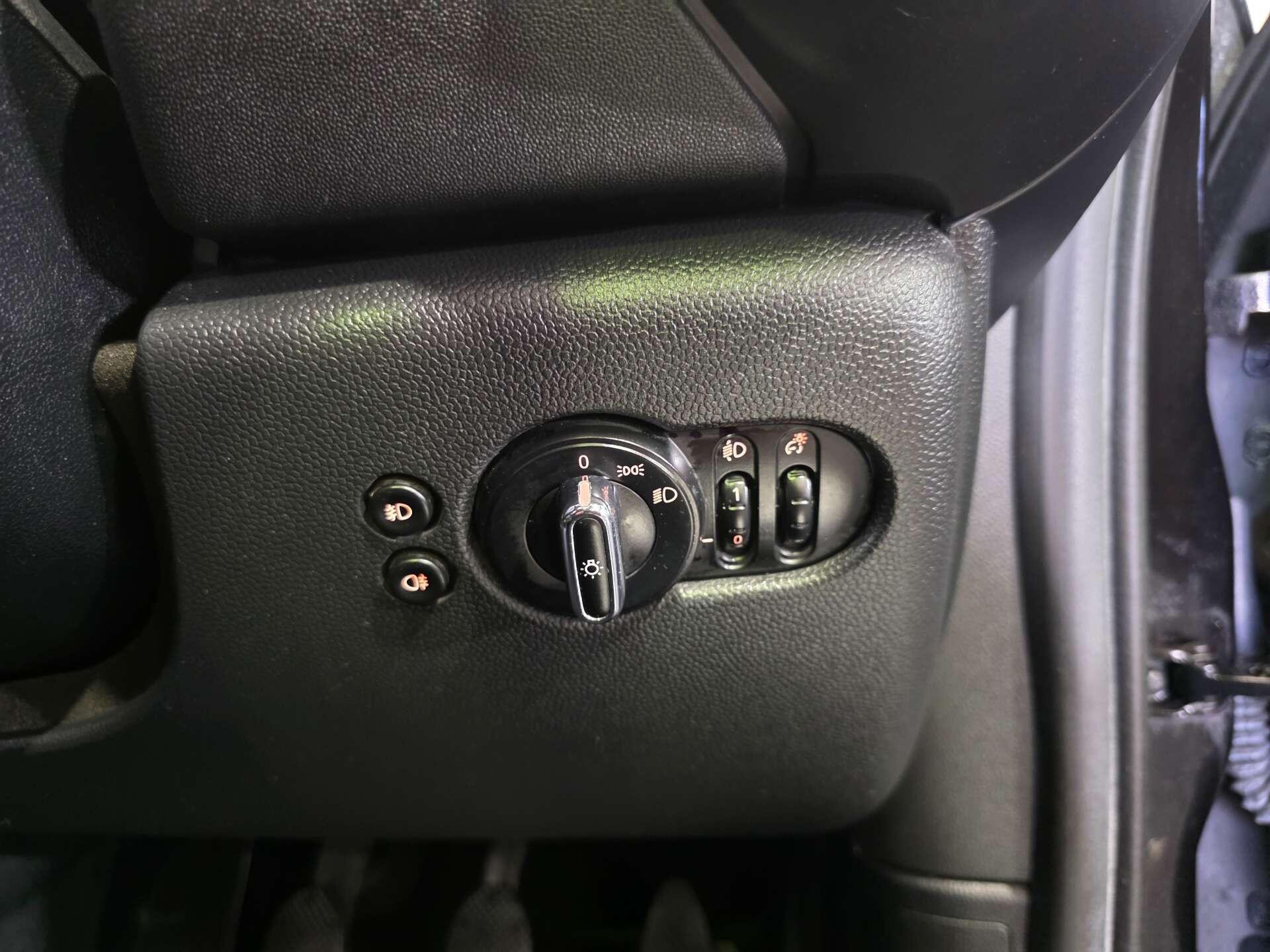 Mini Convertible view 18